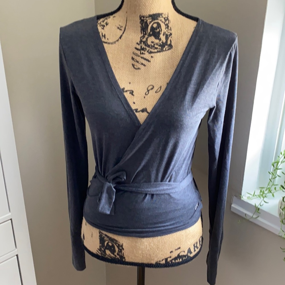 GAPfit  breathe wrap top